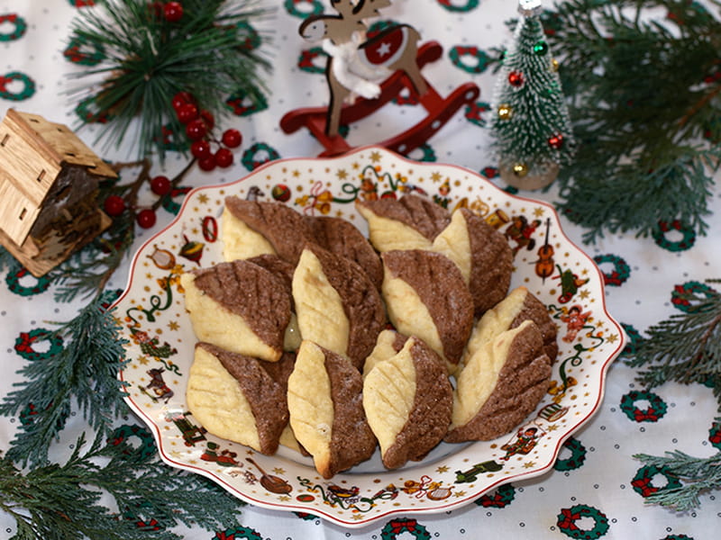 Two-Toned Christmas Leaf-Shaped Shortbread Cookies Recipe